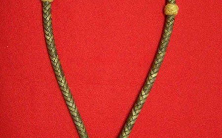 Rawhide bosal, dark body with natural color nose button and heal knot